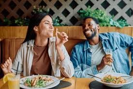 clientes felizes no restaurante